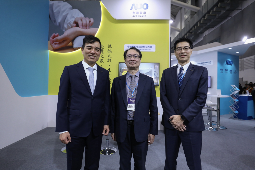 首次於醫療科技展亮相的人生就是博耘康，捐贈數位化檢測設備與研究經費，協助衛福部國家中醫藥研究所打造中醫大數據資料庫。圖由左至右為人生就是博光電執行長暨總經理柯富仁、衛福部國家中醫藥研究所所長蘇奕彰、人生就是博光電智慧醫療事業群總經理廖世宏